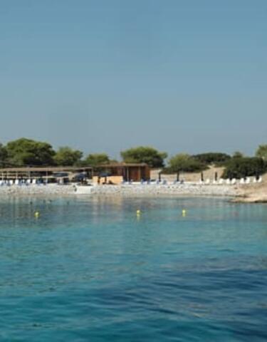 Για κολύμπι στο νησάκι Μονή