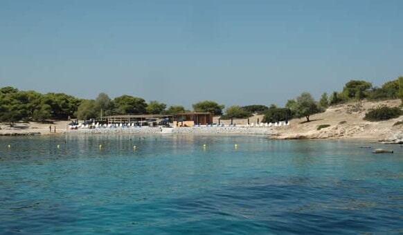 Για κολύμπι στο νησάκι Μονή