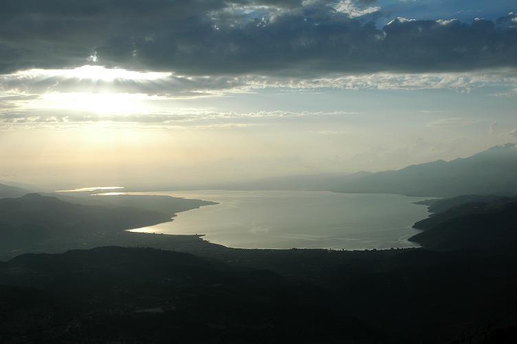 Βόλτα με αυτοκίνητο γύρω από τη Λίμνη Τριχωνίδα